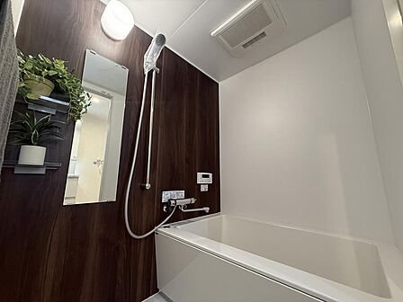 広々とした浴室で、ゆったりとくつろげる快適なバスタイムを実現。浴室乾燥機も完備されており、雨の日の洗濯やカビ対策にも便利な機能的な設備が整っています。