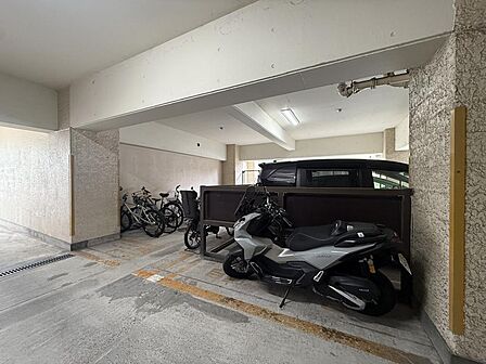 バイク置場が無償で利用可能なため、余計な費用負担なく安心してバイクを保管できる環境。通勤や趣味など、バイクを日常的に使う方にも嬉しい設備です。