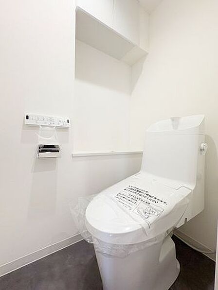 いつまでも清潔な空間であってほしい水回りは、目に留まるだけではなく、汚れをふき取り易いフロアと壁紙に。お気に入りの絵画を飾ったり、小さなお部屋でも工夫次第で素敵な空間に。