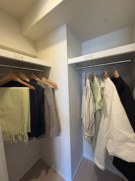 収納クローゼットは棚やハンガーパイプが付いており、スーツや上着などが収納可能です。ゴルフバッグやスノーボードなど趣味のお荷物も十分収納が可能です。日常で使わないものや食料のストックも可能です。