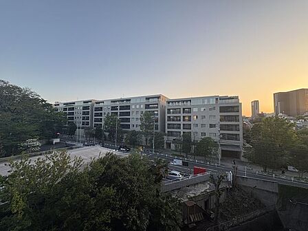 眺望の良い部屋で新生活をしてみませんか?青空がみえたり、眺望や窓からの景色が良いと、家で過ごす時間も快適なものとなります。