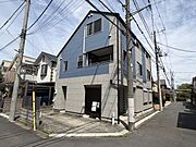 角地に位置しており、外観が際立ちます。周辺はマンションが少なく、閑静で落ち着きのあるロケーションです