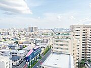 南向きの為、陽当たりが素晴らしいです。心地よい風と、自然を感じる緑を臨みます。都心にいながら春夏秋冬様々な景色を見せてくれます。