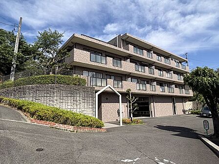 大切なペットと暮らせるマンションです。2階部分のお部屋のため、日当たりや風通しがオススメのお部屋です。