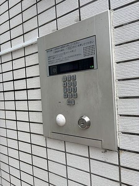 オートロックの有無は防犯性に大きな違いを生み出します。空き巣や不審者だけでなく、訪問販売などもシャットアウト出来ます。