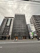 大切なペットとも暮らせる(規約有)、地上11階建て（4階部分）のマンションです。周辺は教育施設や商業施設が揃う、暮らしやすい街並みが魅力的です。