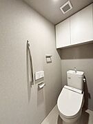トイレは白を基調とし、清潔感のある空間に。より快適にご利用いただくために、ウォシュレットタイプを採用。お気に入りの絵画を飾ったり、小さなお部屋でも工夫次第で素敵な空間になります。