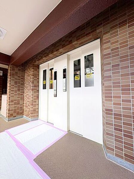 エレベーターは2基完備。忙しい朝にもエレベーター混雑を避け、ストレスフリーな時間を。