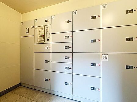 スッキリとした郵便受け、宅配ボックスも近くまとめて郵送物を受け取ることが出来ます。