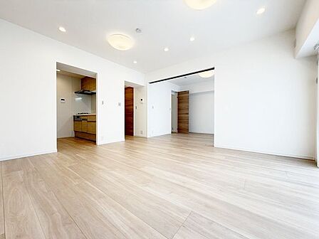 扉を閉めて1つの部屋として使うのも良し、開放して広くお使いいただくことも可能です。小さいお子様が走り回ったとしても十分すぎるほどの空間。ライフスタイルに合わせて変更可能な設計はとても嬉しいですね。