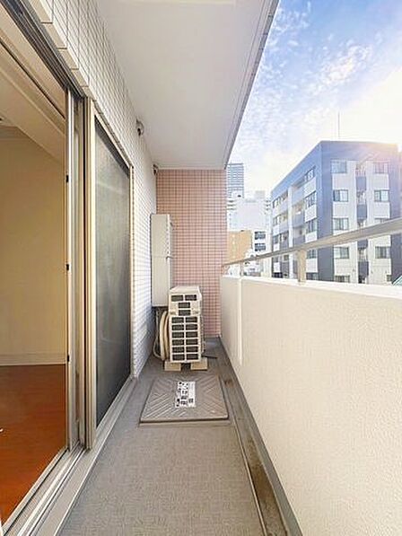 陽当たり・通風・開放感・眺望に恵まれた環境です。周辺は高い建物がなく青い空が遠くまで広がります。朝の澄んだ空気や、日中の清々しい風を感じられるバルコニーは陽射しがたっぷり入り、洗濯物がよく乾きます。