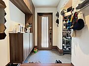 シューズインクローゼットを備え靴は勿論、傘や掃除用具に旅行用のカバンなどの大きなものも収納できます