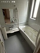 ゆったり入ってもらえるバスタブ。お子さんと一緒に入ってコミュニケーションの時間にも。大きな窓もついているので、熱気がこもりがちな浴室も換気ができるのでお掃除楽々♪