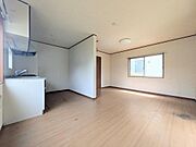 無駄のない間取りで広く使えるリビング。キッチンとの距離感も良く、家族それぞれが心地よく過ごせます。