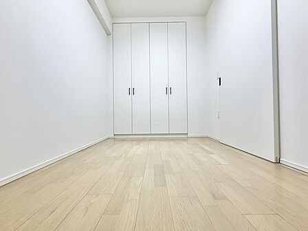 衣類はもちろん、季節ものの家電やスーツケースまでまとめて収納できる便利なウォークインクローゼット。ハンガーパイプと棚が備わっており、毎日のコーディネートや整理整頓がスムーズにこなせます。