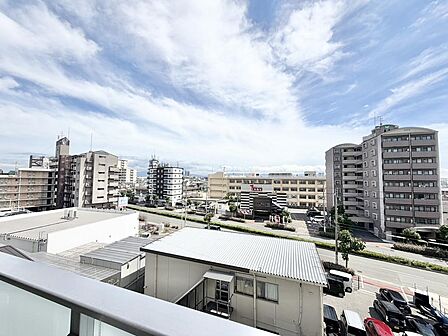 周囲に遮るものがなく、爽やかな風と抜けるような視界が広がる好眺望。南向きならではの豊かな採光を一日中実感でき、毎日の暮らしに心のゆとりと癒やしを与えてくれます。