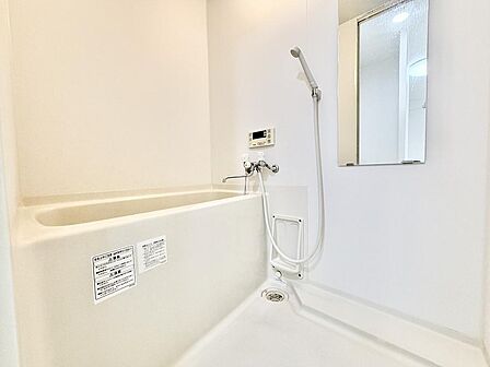 【一日の疲れをじんわり癒やす、リラックスバスタイム】便利な給湯リモコン付きのシンプルな浴室。深めの浴槽でしっかりとお湯に浸かることができ、仕事やプライベートで忙しい毎日の疲れを心地よくリセット。