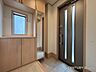 玄関：【玄関】一日の始まりと終わりを静かに受け止める光あふれる凛とした家の顔がここにあります