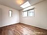子供部屋：【洋室】ナチュラルな雰囲気で落ち着いて過ごせる洋室はトップライトで上からのやさしい光が取り込めます