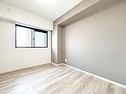 【洋室】家具配置もしやすい広さと明るさが魅力の洋室