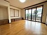 室内：【リビングダイニング】光の移ろいを感じながら過ごす、静かで開放的な心やすらぐ暮らしの空間
