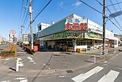 スーパー 487m おっ母さん食品館三郷店