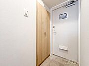 【玄関】家族を笑顔で包み毎日をやさしく迎える明るい玄関