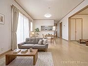 【リビング】光の移ろいを感じながら過ごす、静かで開放的な心やすらぐ暮らしの空間※家具はCGです
