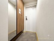 【玄関】落ち着いた雰囲気の玄関、ご家族の帰りをあたたかく迎えてくれます