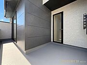 【バルコニー】光あふれるゆとりある空間で、お洗濯干しはもちろん寛ぎの場としても楽しめます