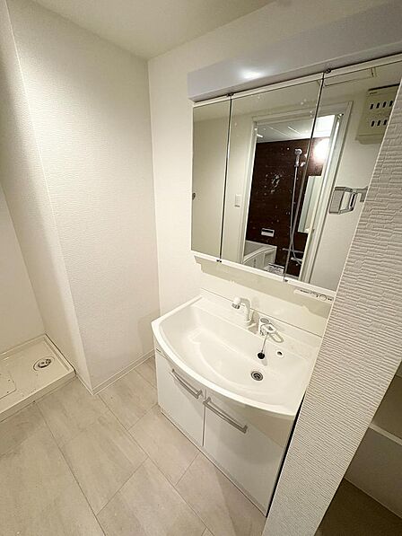清潔感のある洗面室は、毎日の使いやすさにも配慮された空間です。