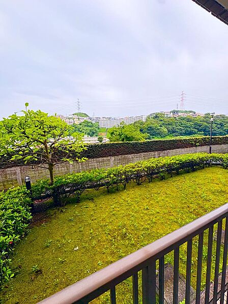 視界にゆとりがあり、外の景色からも落ち着いた住環境が伝わります。