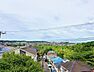 周辺：視線の先まで街並みと緑が広がり、現地ならではの抜け感を感じられます！