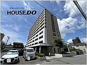 全戸東向きのマンション♪朝の陽射しが差し込む明るい室内！毎朝気持ちよく目覚めます。前面道路はメイン道路から1本入った場所にあり、車通りも少ないです。