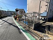 ゴミ捨て場で交わす、ご近所との朝のあいさつ。自然豊かな環境の中で住民同士のつながりが生まれる温かなコミュニティ。小さな交流が、暮らしを豊かにしてくれる。