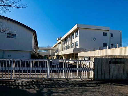 新町中学校新町中学校は生命尊重を教育の基盤とし、生徒主体の学校づくりを推進しています。授業や学校行事、地域との連携を通して、生徒一人ひとりの個性や自主性、人間性を大切に育む学校です。(公式HPより…