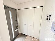 住まいの第一印象を彩る、明るく清潔感のある玄関です。ご家族分の靴をすっきり収納できる、使い勝手の良い下駄箱