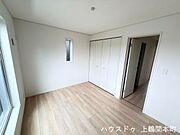 シンプルな間取りで家具配置のしやすい洋室。