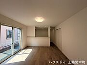 リビングは日当たり良好で広々した庭も一望できます。