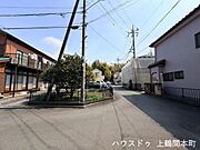 すれ違いも楽々な見通し良好道路です。
