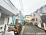 外観：車通りが比較的落ち着いた前面道路で、穏やかな暮らしを演出。