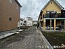 外観：車通りが比較的落ち着いた前面道路で、穏やかな暮らしを演出。
