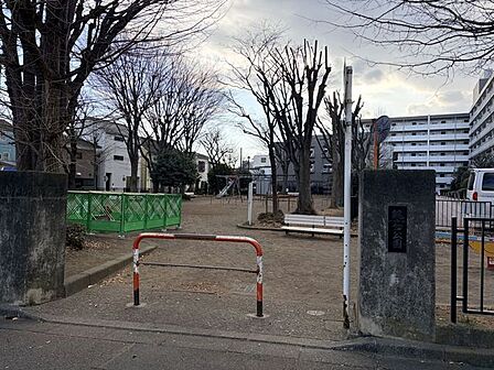 鶴の台公園「鶴の台」の名にふさわしい凛とした雰囲気の公園が近くに。台地の開放感の中で過ごす時間が、日々の暮らしに静かなゆとりをもたらしてくれます。 130m