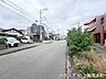 外観：車通りが比較的落ち着いた前面道路で、穏やかな暮らしを演出。