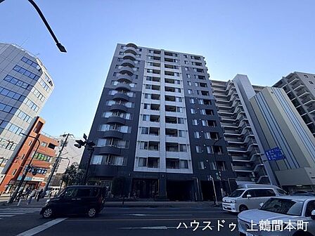 ゆとりある前面道路♪前面道路も見渡しやすく、小さなお子様のいるご家庭にも安心感のある住環境。 開放感ある街並みと前面道路が、住まい全体をより広く感じさせます。