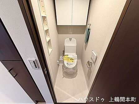 収納棚もあるトイレ。