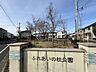 周辺：ふれあいの杜公園ふれあいの杜公園がそばにあり、緑の中で地域の人々が自然と集まる温かみのある環境です。「ふれあい」の名のとおり、人と人との距離が縮まりやすい場所です。 590m