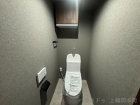 ダークグレーでオシャレなトイレです。