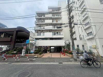 外観:1階に床屋さんのあるマンションです。住環境の良さを感じられる落ち着いた外観デザイン 外観:1階に床屋さんのあるマンションです。住環境の良さを感じられる落ち着いた外観デザイン