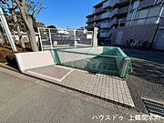 清潔に管理された共用ごみ捨て場